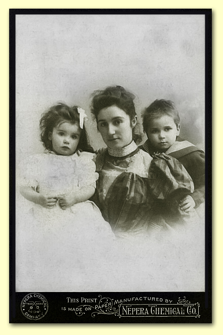 Cline Swarts met kinderen
Nina 1896 en George 1895
Foto uit 1899 op VELOX-papier
copyright Science Museum UG